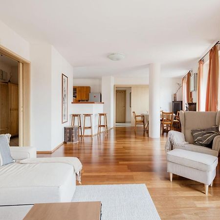 Bright And Spacious Penthouse W/ Terrace & Parking Budapest Kültér fotó