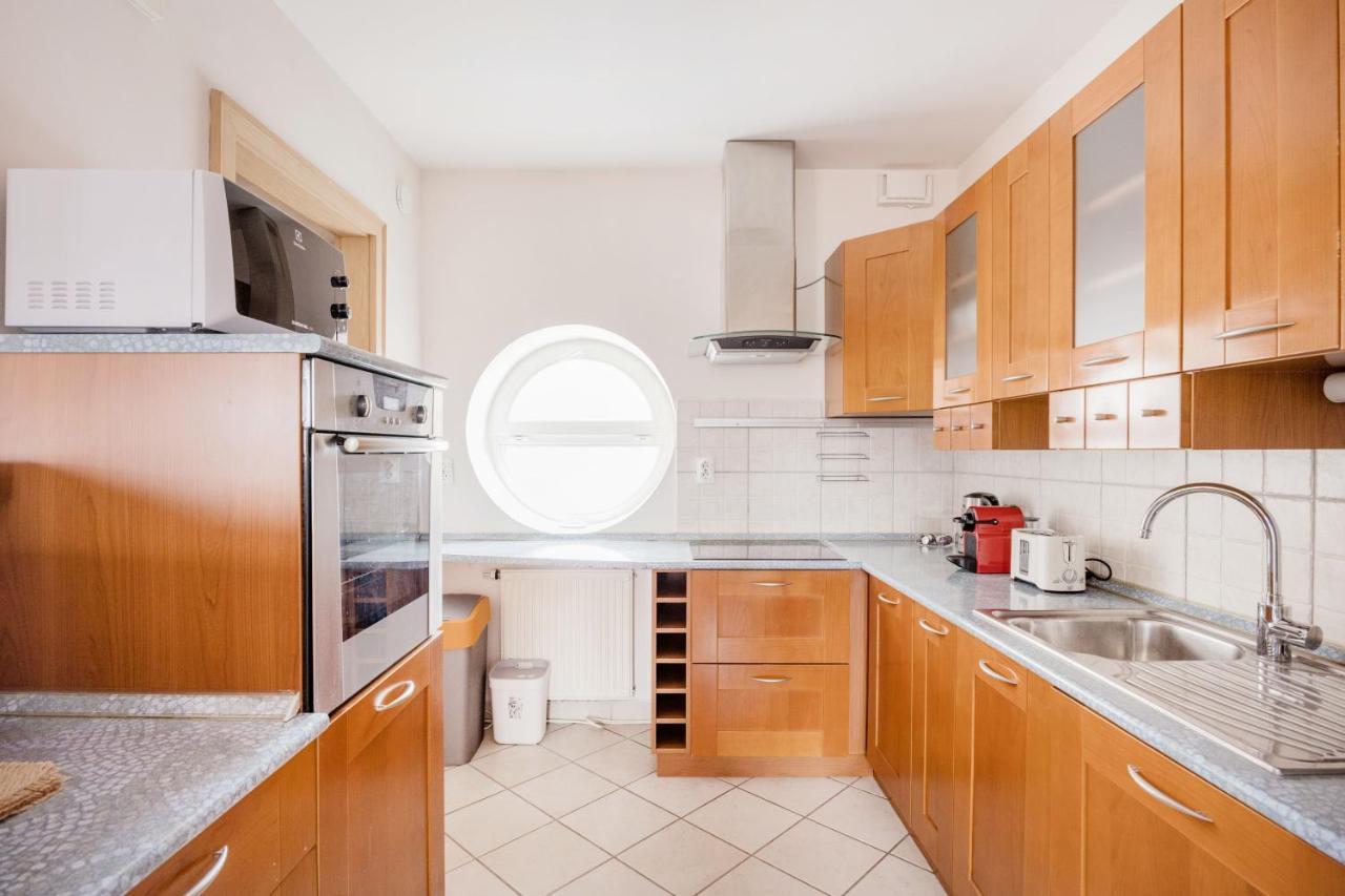 Bright And Spacious Penthouse W/ Terrace & Parking Budapest Kültér fotó